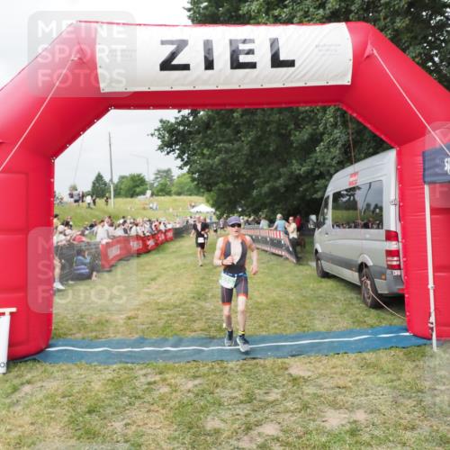 21.06.2025 - 27. Vierlanden-Triathlon MichiJ http://msf.ph/oto/8033065 15.06.2026 12:54:05 Ziel 21, 60, 650, 682 meine-sportfotos.de
