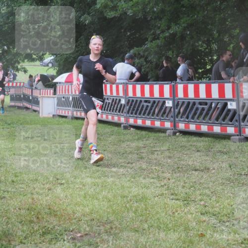 21.06.2025 - 27. Vierlanden-Triathlon KatJ http://msf.ph/oto/8033066 15.06.2025 13:44:29 Ziel 45, 222 meine-sportfotos.de