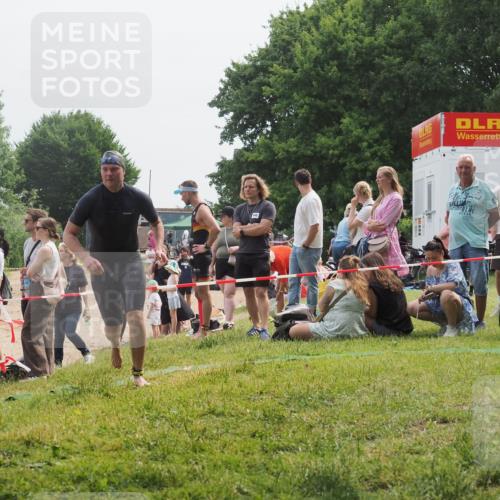 15.06.2025 - 27. Vierlanden-Triathlon KatJ http://msf.ph/oto/8033068 15.06.2025 11:14:34 Schwimmen 833, 958 meine-sportfotos.de
