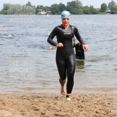 15.06.2025 - 27. Vierlanden-Triathlon Lena Gebhardt http://msf.ph/oto/8033069 15.06.2025 11:16:47 Schwimmen 825, 888 meine-sportfotos.de