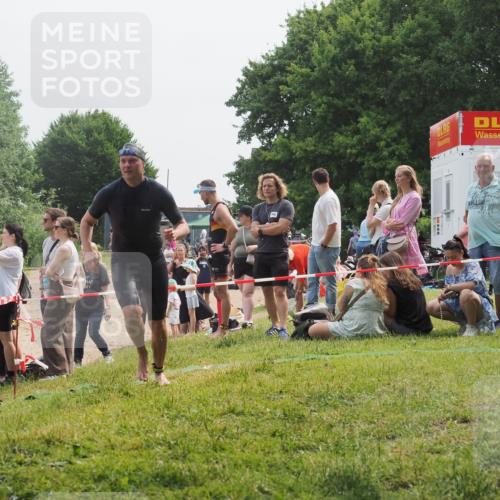 15.06.2025 - 27. Vierlanden-Triathlon KatJ http://msf.ph/oto/8033071 15.06.2025 11:14:34 Schwimmen 833, 958 meine-sportfotos.de