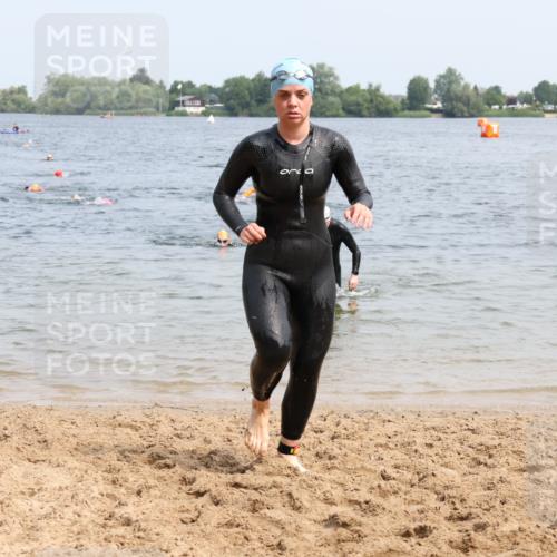 15.06.2025 - 27. Vierlanden-Triathlon Lena Gebhardt http://msf.ph/oto/8033073 15.06.2025 11:16:48 Schwimmen 825, 888 meine-sportfotos.de