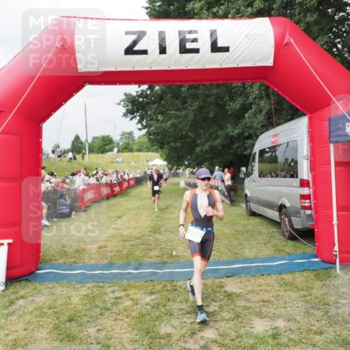 21.06.2025 - 27. Vierlanden-Triathlon MichiJ http://msf.ph/oto/8033075 15.06.2026 12:54:05 Ziel 21, 60, 650, 682 meine-sportfotos.de