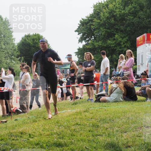 15.06.2025 - 27. Vierlanden-Triathlon KatJ http://msf.ph/oto/8033077 15.06.2025 11:14:34 Schwimmen 833, 958 meine-sportfotos.de
