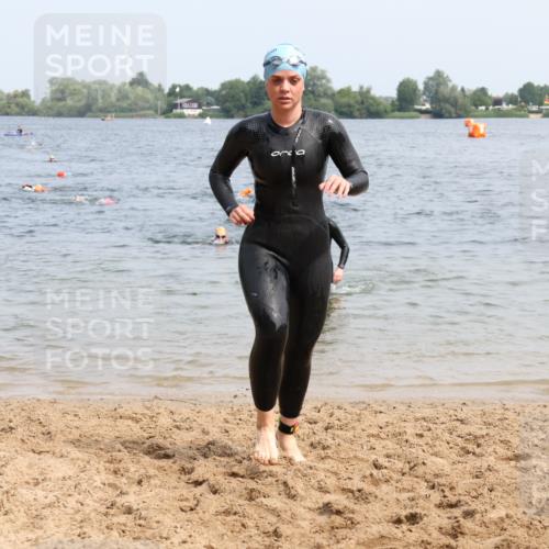 15.06.2025 - 27. Vierlanden-Triathlon Lena Gebhardt http://msf.ph/oto/8033079 15.06.2025 11:16:48 Schwimmen 825, 888 meine-sportfotos.de