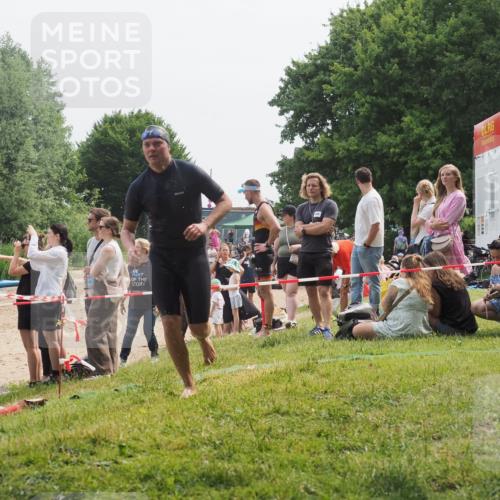 15.06.2025 - 27. Vierlanden-Triathlon KatJ http://msf.ph/oto/8033082 15.06.2025 11:14:34 Schwimmen 833, 958 meine-sportfotos.de
