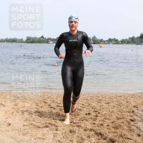 15.06.2025 - 27. Vierlanden-Triathlon Lena Gebhardt http://msf.ph/oto/8033084 15.06.2025 11:16:49 Schwimmen 825, 888 meine-sportfotos.de
