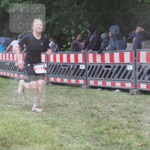 21.06.2025 - 27. Vierlanden-Triathlon KatJ http://msf.ph/oto/8033085 15.06.2025 13:44:30 Ziel 45, 222 meine-sportfotos.de