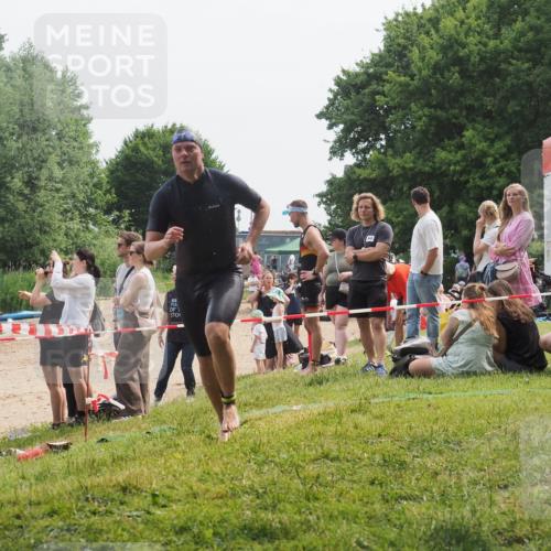 15.06.2025 - 27. Vierlanden-Triathlon KatJ http://msf.ph/oto/8033087 15.06.2025 11:14:34 Schwimmen 833, 958 meine-sportfotos.de