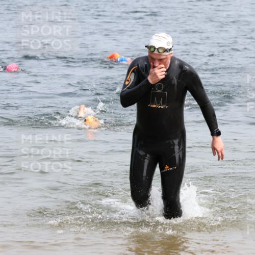 15.06.2025 - 27. Vierlanden-Triathlon Lena Gebhardt http://msf.ph/oto/8033092 15.06.2025 11:16:51 Schwimmen 825, 888, 978 meine-sportfotos.de
