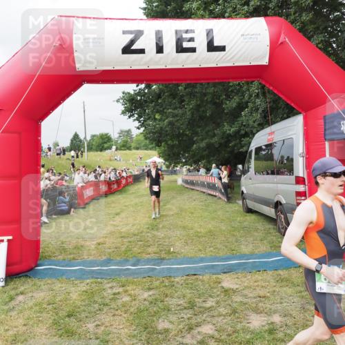 21.06.2025 - 27. Vierlanden-Triathlon MichiJ http://msf.ph/oto/8033094 15.06.2026 12:54:06 Ziel 21, 60, 650, 682 meine-sportfotos.de