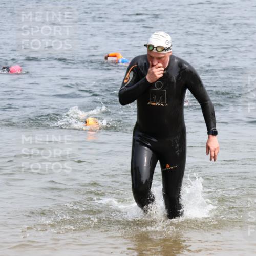 15.06.2025 - 27. Vierlanden-Triathlon Lena Gebhardt http://msf.ph/oto/8033097 15.06.2025 11:16:51 Schwimmen 825, 888, 978 meine-sportfotos.de