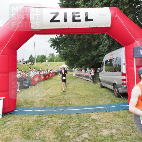 21.06.2025 - 27. Vierlanden-Triathlon MichiJ http://msf.ph/oto/8033100 15.06.2026 12:54:06 Ziel 21, 60, 650, 682 meine-sportfotos.de