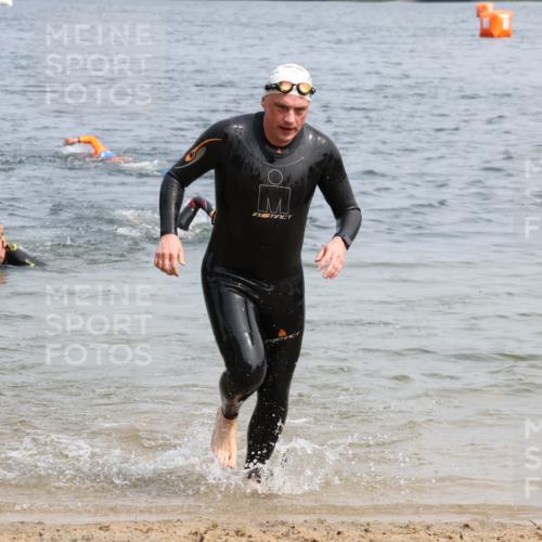15.06.2025 - 27. Vierlanden-Triathlon Lena Gebhardt http://msf.ph/oto/8033102 15.06.2025 11:16:53 Schwimmen 825, 888, 978 meine-sportfotos.de