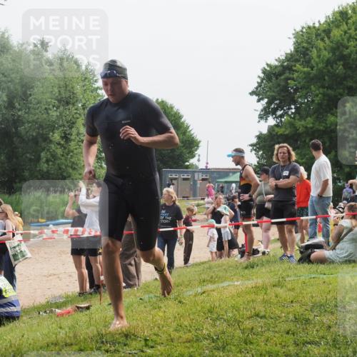 15.06.2025 - 27. Vierlanden-Triathlon KatJ http://msf.ph/oto/8033103 15.06.2025 11:14:35 Schwimmen 833, 958 meine-sportfotos.de