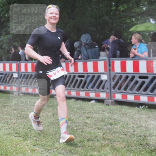 21.06.2025 - 27. Vierlanden-Triathlon KatJ http://msf.ph/oto/8033106 15.06.2025 13:44:30 Ziel 45, 222 meine-sportfotos.de