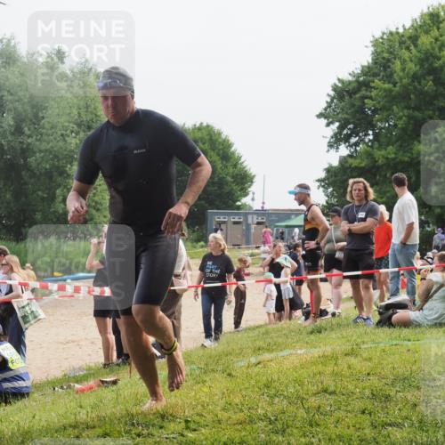 15.06.2025 - 27. Vierlanden-Triathlon KatJ http://msf.ph/oto/8033108 15.06.2025 11:14:35 Schwimmen 833, 958 meine-sportfotos.de