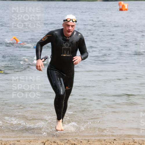 15.06.2025 - 27. Vierlanden-Triathlon Lena Gebhardt http://msf.ph/oto/8033109 15.06.2025 11:16:53 Schwimmen 825, 888, 978 meine-sportfotos.de