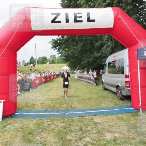21.06.2025 - 27. Vierlanden-Triathlon MichiJ http://msf.ph/oto/8033111 15.06.2026 12:54:07 Ziel 21, 60, 650, 682 meine-sportfotos.de