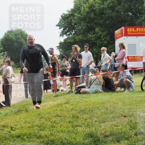 15.06.2025 - 27. Vierlanden-Triathlon KatJ http://msf.ph/oto/8033113 15.06.2025 11:14:57 Schwimmen 798, 812 meine-sportfotos.de