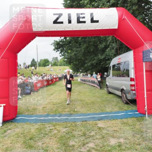 21.06.2025 - 27. Vierlanden-Triathlon MichiJ http://msf.ph/oto/8033114 15.06.2026 12:54:07 Ziel 21, 60, 650, 682 meine-sportfotos.de