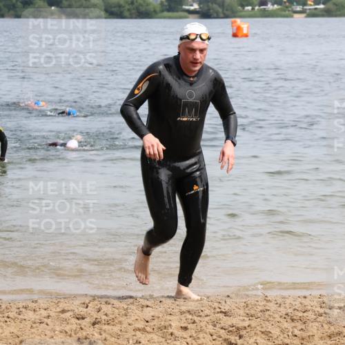 15.06.2025 - 27. Vierlanden-Triathlon Lena Gebhardt http://msf.ph/oto/8033116 15.06.2025 11:16:53 Schwimmen 825, 888, 978 meine-sportfotos.de
