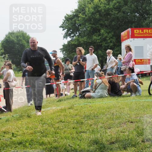 15.06.2025 - 27. Vierlanden-Triathlon KatJ http://msf.ph/oto/8033117 15.06.2025 11:14:57 Schwimmen 798, 812 meine-sportfotos.de