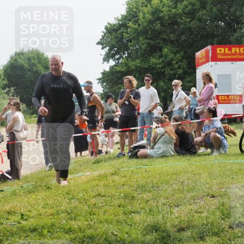 15.06.2025 - 27. Vierlanden-Triathlon KatJ http://msf.ph/oto/8033120 15.06.2025 11:14:57 Schwimmen 798, 812 meine-sportfotos.de