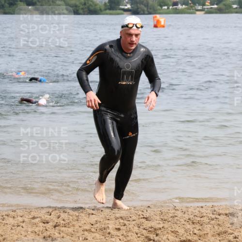 15.06.2025 - 27. Vierlanden-Triathlon Lena Gebhardt http://msf.ph/oto/8033122 15.06.2025 11:16:53 Schwimmen 825, 888, 978 meine-sportfotos.de