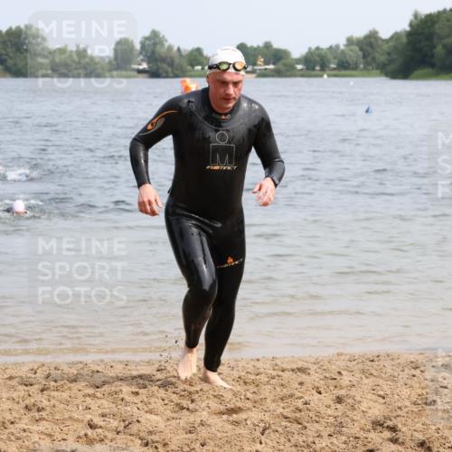 15.06.2025 - 27. Vierlanden-Triathlon Lena Gebhardt http://msf.ph/oto/8033127 15.06.2025 11:16:54 Schwimmen 825, 888, 978 meine-sportfotos.de