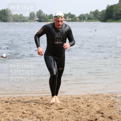 15.06.2025 - 27. Vierlanden-Triathlon Lena Gebhardt http://msf.ph/oto/8033131 15.06.2025 11:16:54 Schwimmen 825, 888, 978 meine-sportfotos.de