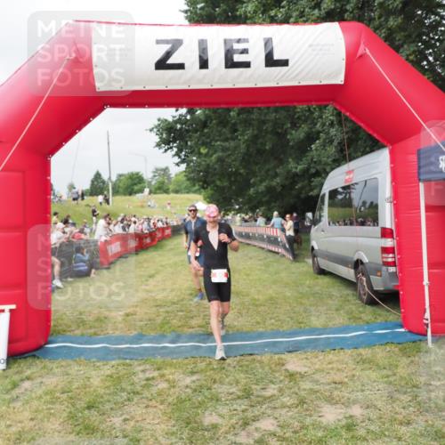 21.06.2025 - 27. Vierlanden-Triathlon MichiJ http://msf.ph/oto/8033132 15.06.2026 12:54:08 Ziel 21, 60, 650, 682 meine-sportfotos.de