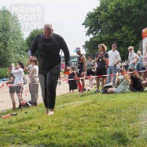 15.06.2025 - 27. Vierlanden-Triathlon KatJ http://msf.ph/oto/8033133 15.06.2025 11:14:58 Schwimmen 798, 812 meine-sportfotos.de