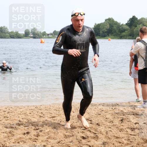 15.06.2025 - 27. Vierlanden-Triathlon Lena Gebhardt http://msf.ph/oto/8033135 15.06.2025 11:16:55 Schwimmen 825, 888, 978 meine-sportfotos.de