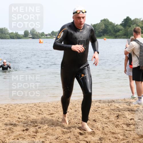 15.06.2025 - 27. Vierlanden-Triathlon Lena Gebhardt http://msf.ph/oto/8033138 15.06.2025 11:16:55 Schwimmen 825, 888, 978 meine-sportfotos.de