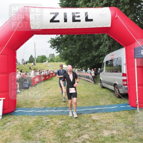 21.06.2025 - 27. Vierlanden-Triathlon MichiJ http://msf.ph/oto/8033140 15.06.2026 12:54:08 Ziel 21, 60, 650, 682 meine-sportfotos.de