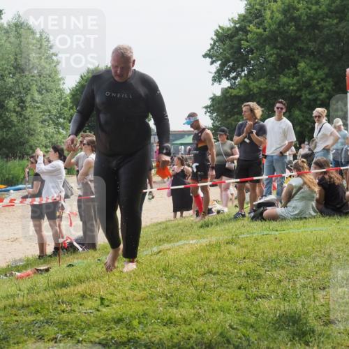 15.06.2025 - 27. Vierlanden-Triathlon KatJ http://msf.ph/oto/8033141 15.06.2025 11:14:58 Schwimmen 798, 812 meine-sportfotos.de