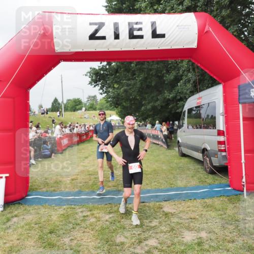 21.06.2025 - 27. Vierlanden-Triathlon MichiJ http://msf.ph/oto/8033143 15.06.2026 12:54:08 Ziel 21, 60, 650, 682 meine-sportfotos.de