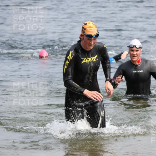 15.06.2025 - 27. Vierlanden-Triathlon Lena Gebhardt http://msf.ph/oto/8033144 15.06.2025 11:16:57 Schwimmen 825, 888, 945, 978 meine-sportfotos.de