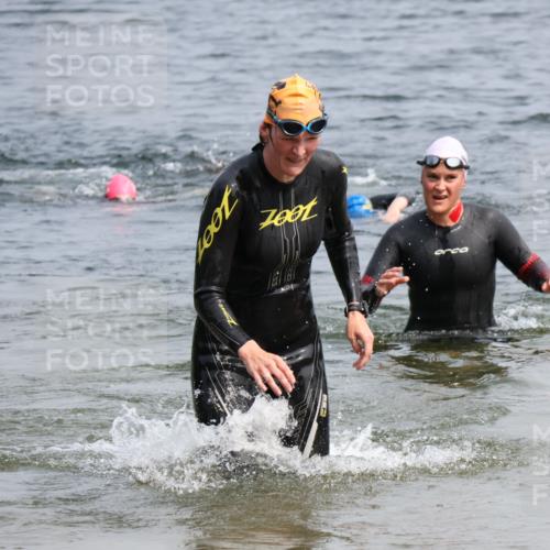 15.06.2025 - 27. Vierlanden-Triathlon Lena Gebhardt http://msf.ph/oto/8033150 15.06.2025 11:16:57 Schwimmen 825, 888, 945, 978 meine-sportfotos.de