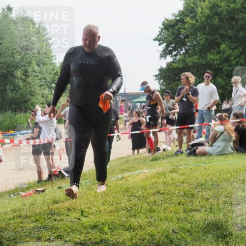 15.06.2025 - 27. Vierlanden-Triathlon KatJ http://msf.ph/oto/8033153 15.06.2025 11:14:58 Schwimmen 798, 812 meine-sportfotos.de