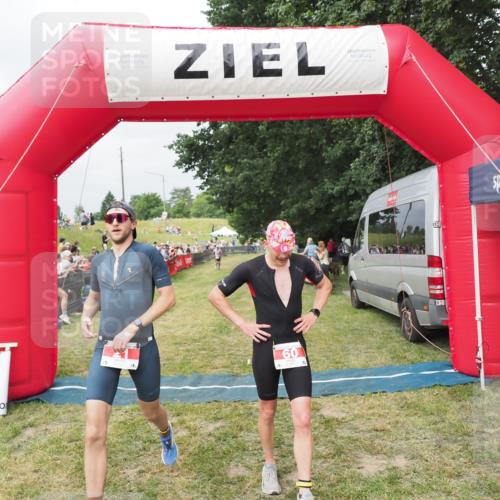 21.06.2025 - 27. Vierlanden-Triathlon MichiJ http://msf.ph/oto/8033155 15.06.2026 12:54:09 Ziel 21, 60, 650, 682 meine-sportfotos.de