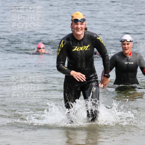 15.06.2025 - 27. Vierlanden-Triathlon Lena Gebhardt http://msf.ph/oto/8033156 15.06.2025 11:16:58 Schwimmen 825, 888, 945, 978 meine-sportfotos.de
