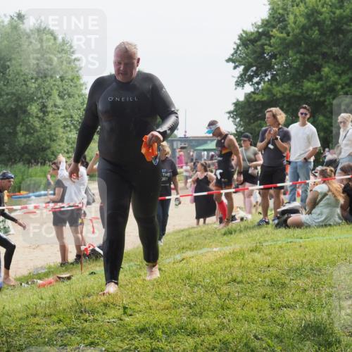 15.06.2025 - 27. Vierlanden-Triathlon KatJ http://msf.ph/oto/8033159 15.06.2025 11:14:59 Schwimmen 798, 812 meine-sportfotos.de