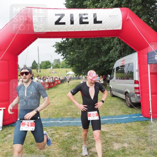 21.06.2025 - 27. Vierlanden-Triathlon MichiJ http://msf.ph/oto/8033160 15.06.2026 12:54:09 Ziel 21, 60, 650, 682 meine-sportfotos.de