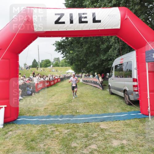 21.06.2025 - 27. Vierlanden-Triathlon MichiJ http://msf.ph/oto/8033161 15.06.2026 12:54:15 Ziel 21, 60, 171 meine-sportfotos.de
