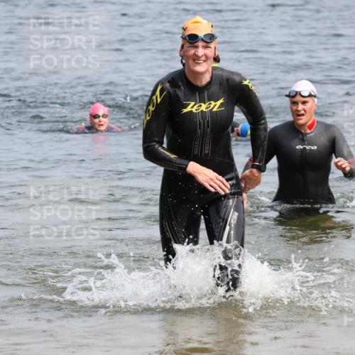 15.06.2025 - 27. Vierlanden-Triathlon Lena Gebhardt http://msf.ph/oto/8033162 15.06.2025 11:16:58 Schwimmen 825, 888, 945, 978 meine-sportfotos.de