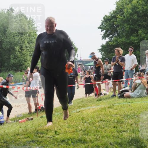 15.06.2025 - 27. Vierlanden-Triathlon KatJ http://msf.ph/oto/8033164 15.06.2025 11:14:59 Schwimmen 798, 812 meine-sportfotos.de