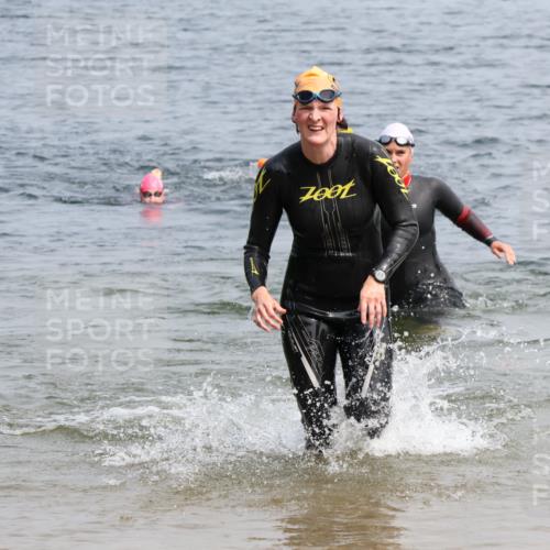 15.06.2025 - 27. Vierlanden-Triathlon Lena Gebhardt http://msf.ph/oto/8033167 15.06.2025 11:16:58 Schwimmen 825, 888, 945, 978 meine-sportfotos.de