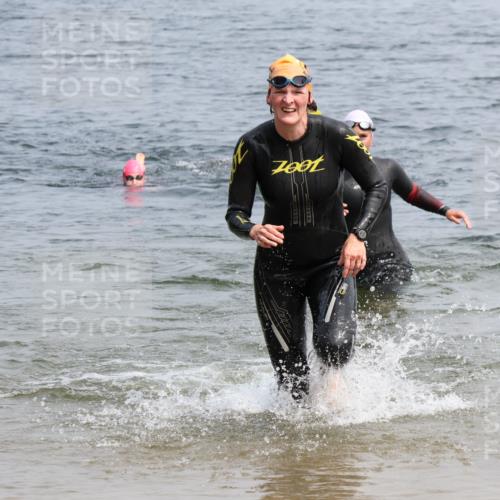 15.06.2025 - 27. Vierlanden-Triathlon Lena Gebhardt http://msf.ph/oto/8033169 15.06.2025 11:16:58 Schwimmen 825, 888, 945, 978 meine-sportfotos.de